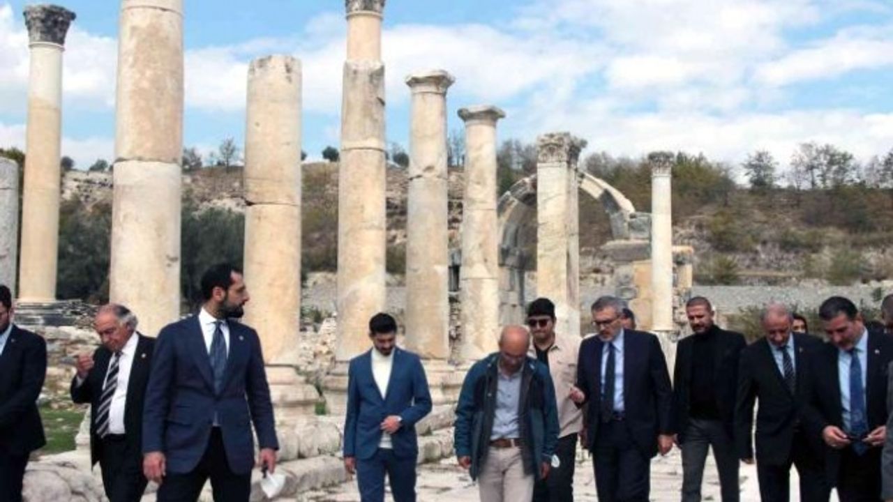 Ak Parti Grup Başkanvekili Mahir Ünal, Stratonikeia Antik Kentini Ziyaret Etti