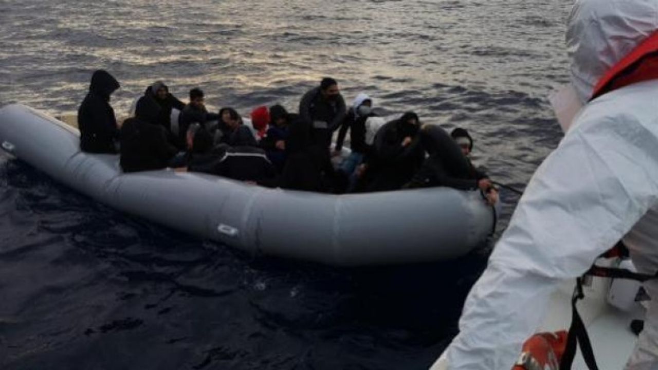 Marmaris'te, Yunan Unsurlarınca Botları Delinen 21 Kaçak Göçmen Kurtarıldı