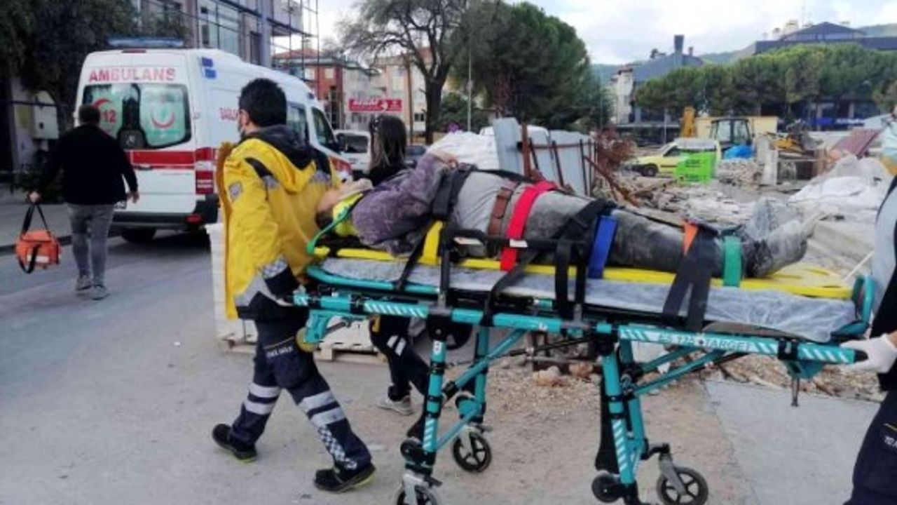 Menteşe'deki Bir İnşaatta Merdivenden Düşen İşçi Yaralandı