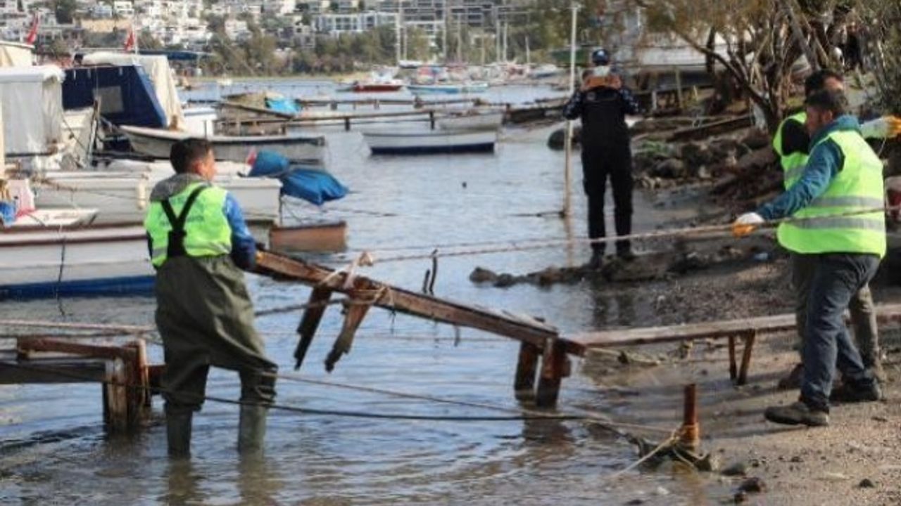 BODRUM'DA RUHSATSIZ 46 İSKELENİN YIKIMINA BAŞLANDI