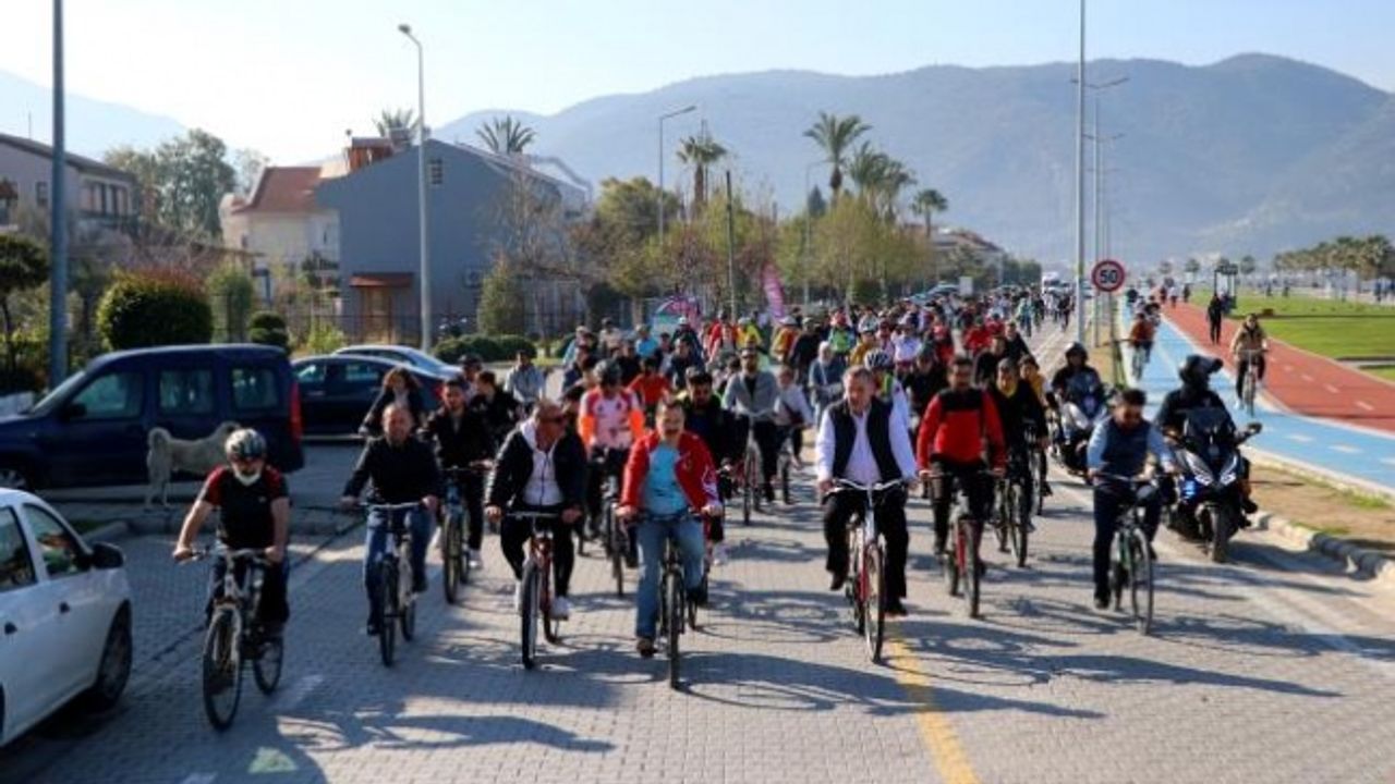 Fethiye'de Pedallar "Karbon Yakma Yağ Yak" Sloganıyla Çevrildi