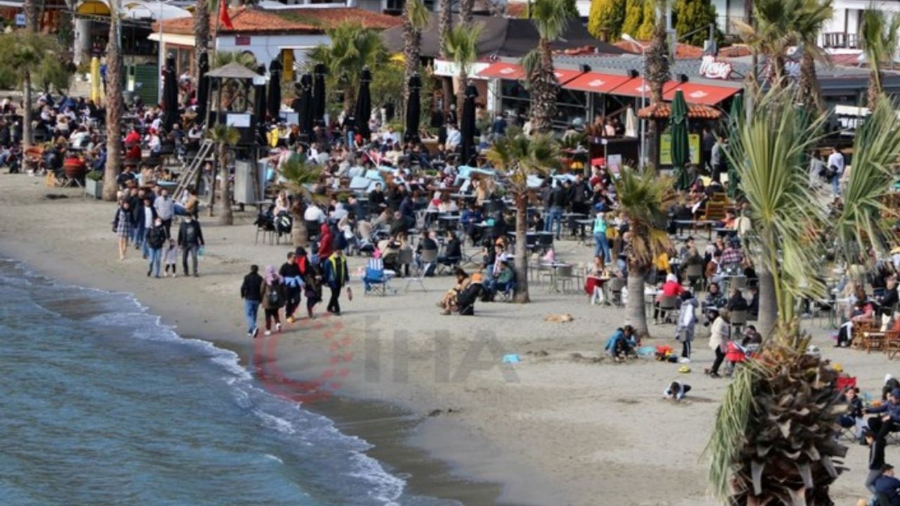 GÜNEŞLİ HAFTA SONU AKYAKA SAHİLİ DOLDU TAŞTI