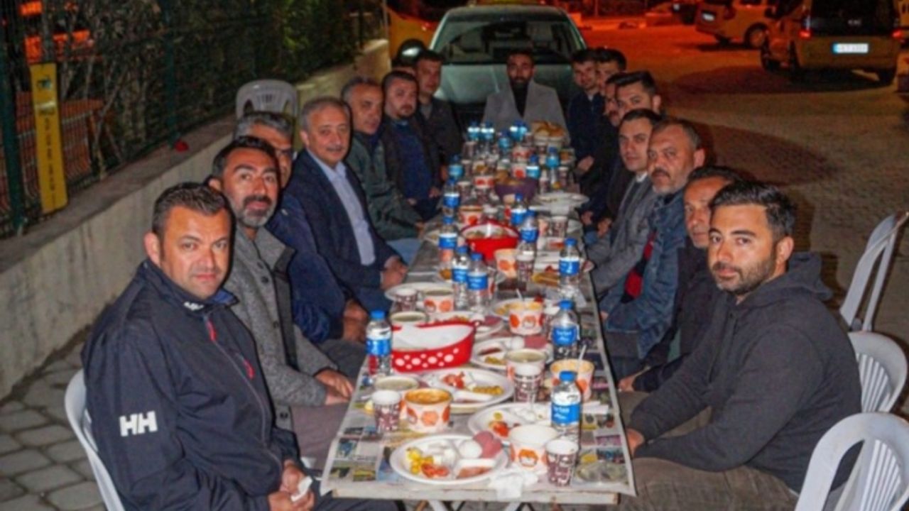 AK Parti Muğla İl Başkanı Mete, Marmaris'te Taksicilerle Sahur Yaptı