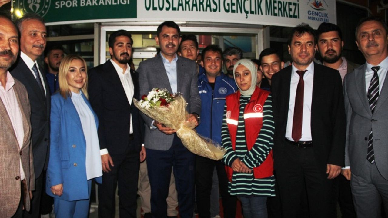 Bakan Kurum Menteşe'de Gençler ile Buluştu