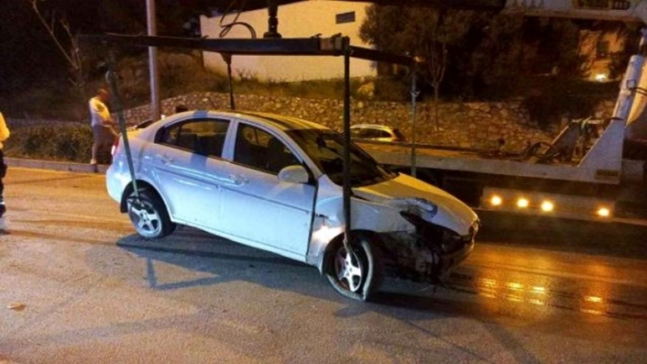Bodrum'da Otomobil Kontrolden Çıktı; Aydınlatma Direğini Devirerek Durabildi