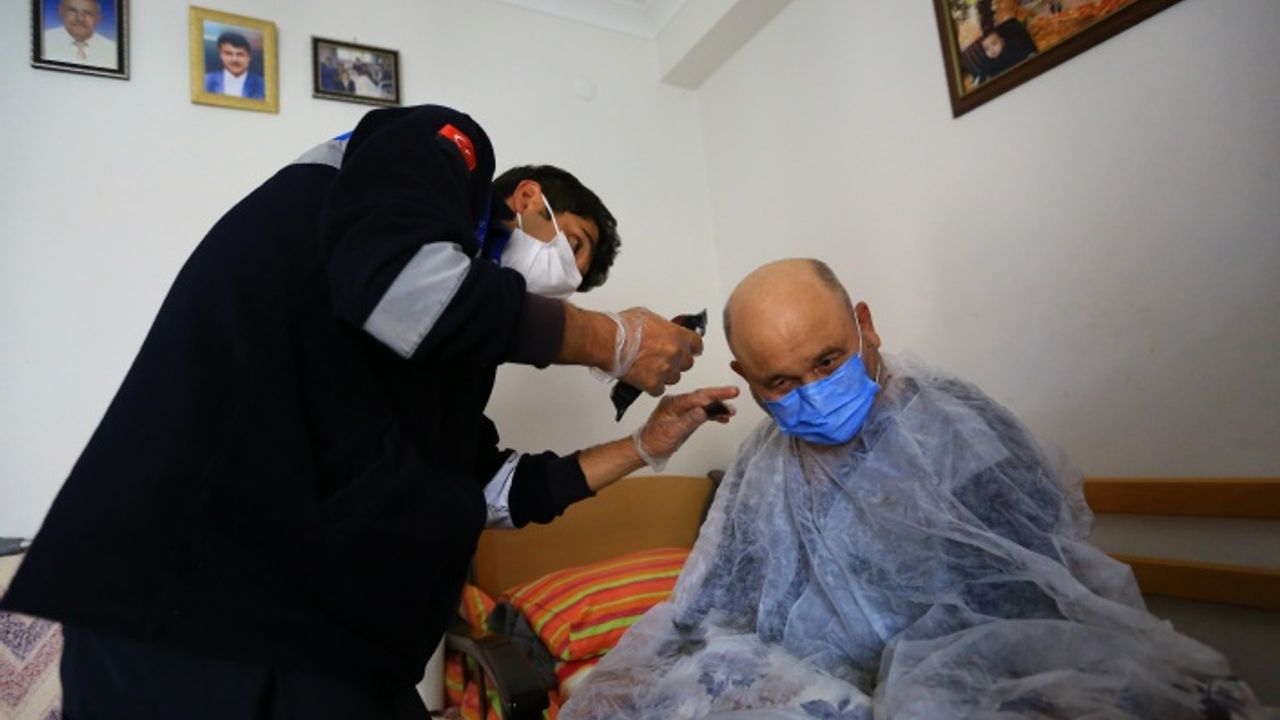 Büyükşehir, İhtiyaç Sahibi Vatandaşların Bayram Bakımı Yapıyor