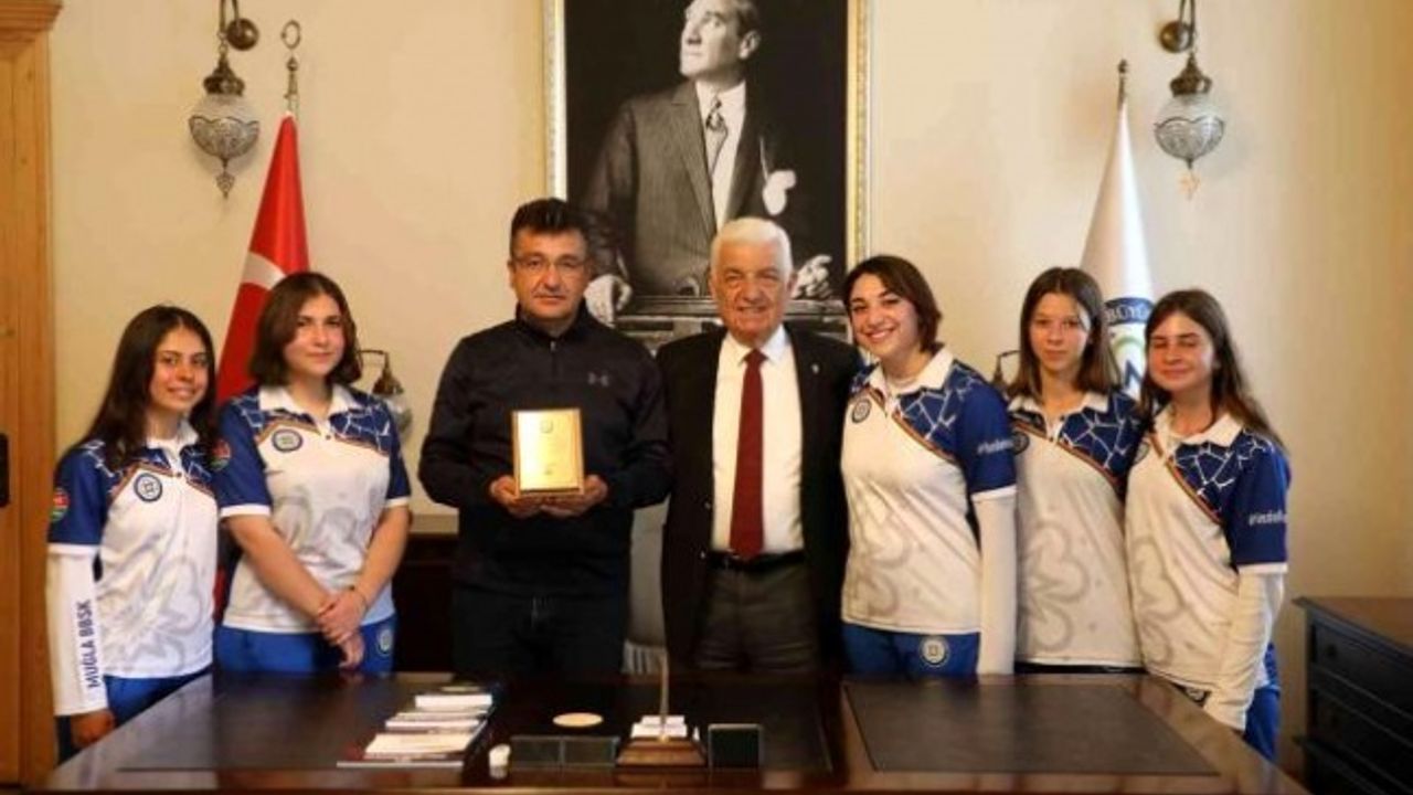 Büyükşehir'in Şampiyon Okçuları Başkan Gürün'ü Ziyaret Etti