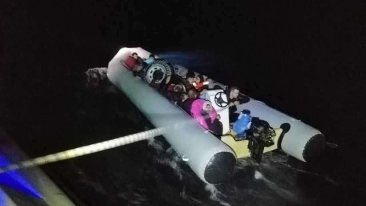Datça Açıklarında Lastik Botta 21 Düzensiz Göçmen Yakalandı