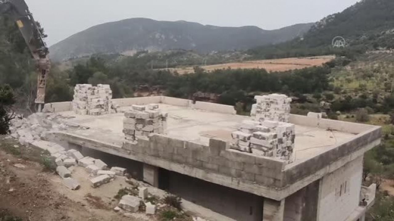 Datça'da İmara Aykırı Binaların Yıkımına Devam Ediliyor