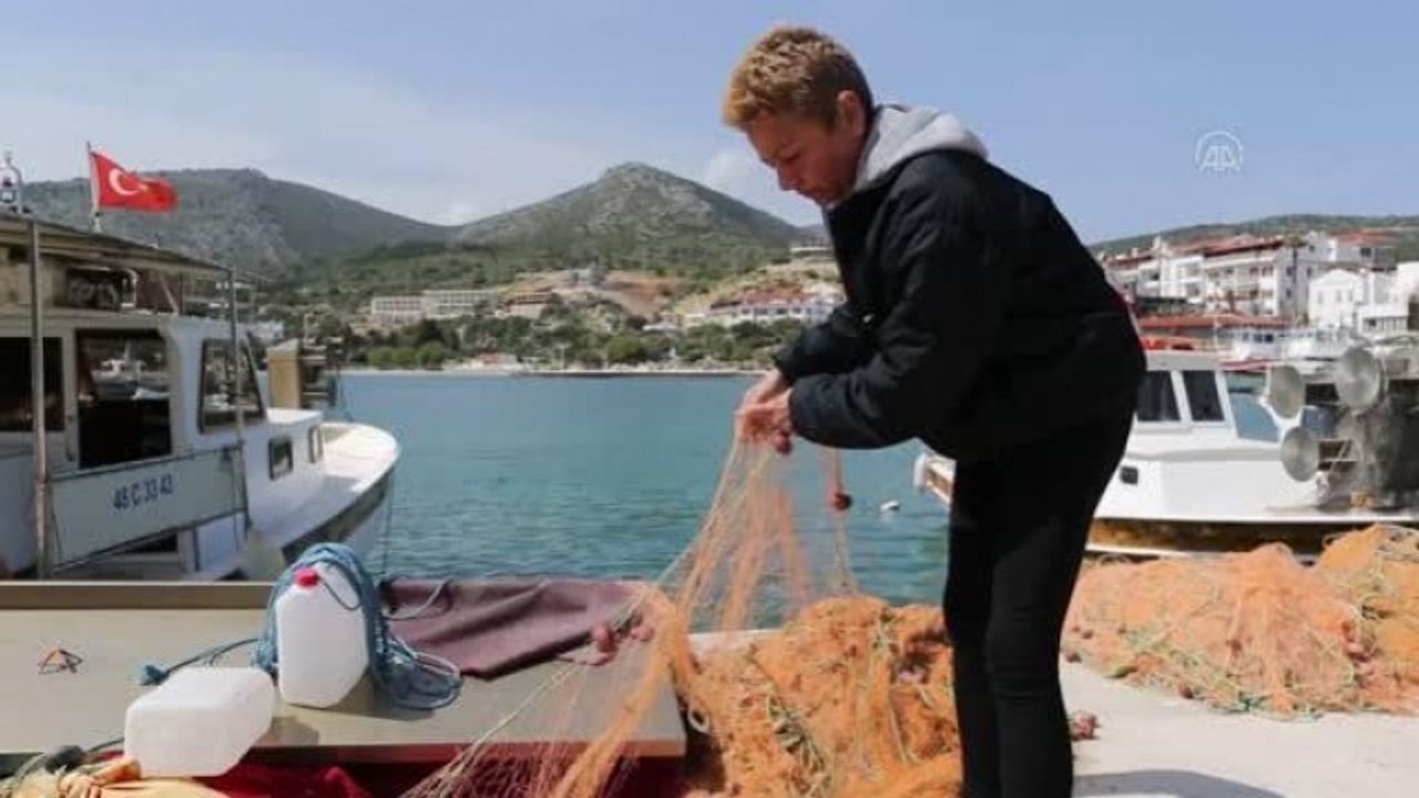 Datça'da Kadın Balıkçı Ağlarını Kendi Tamir Ediyor