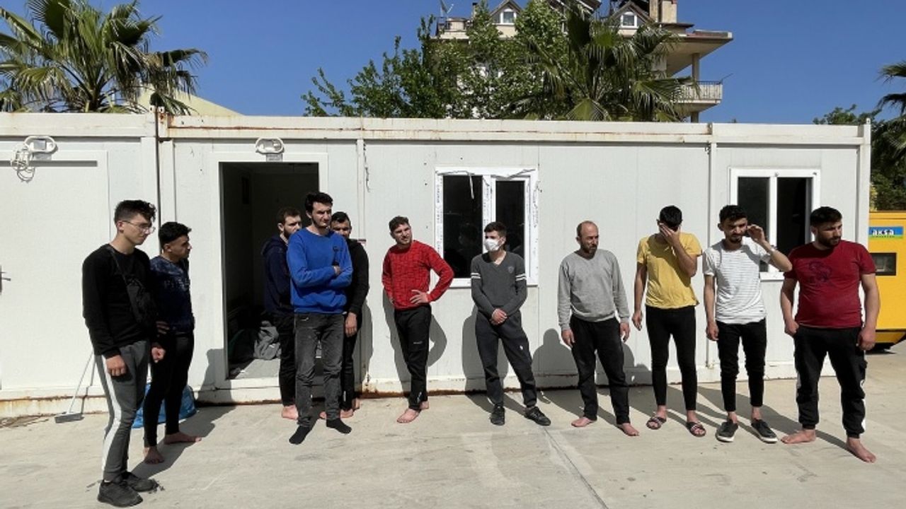 Fethiye'de Botları Batmak Üzere Olan 17 Düzensiz Göçmen Kurtarıldı