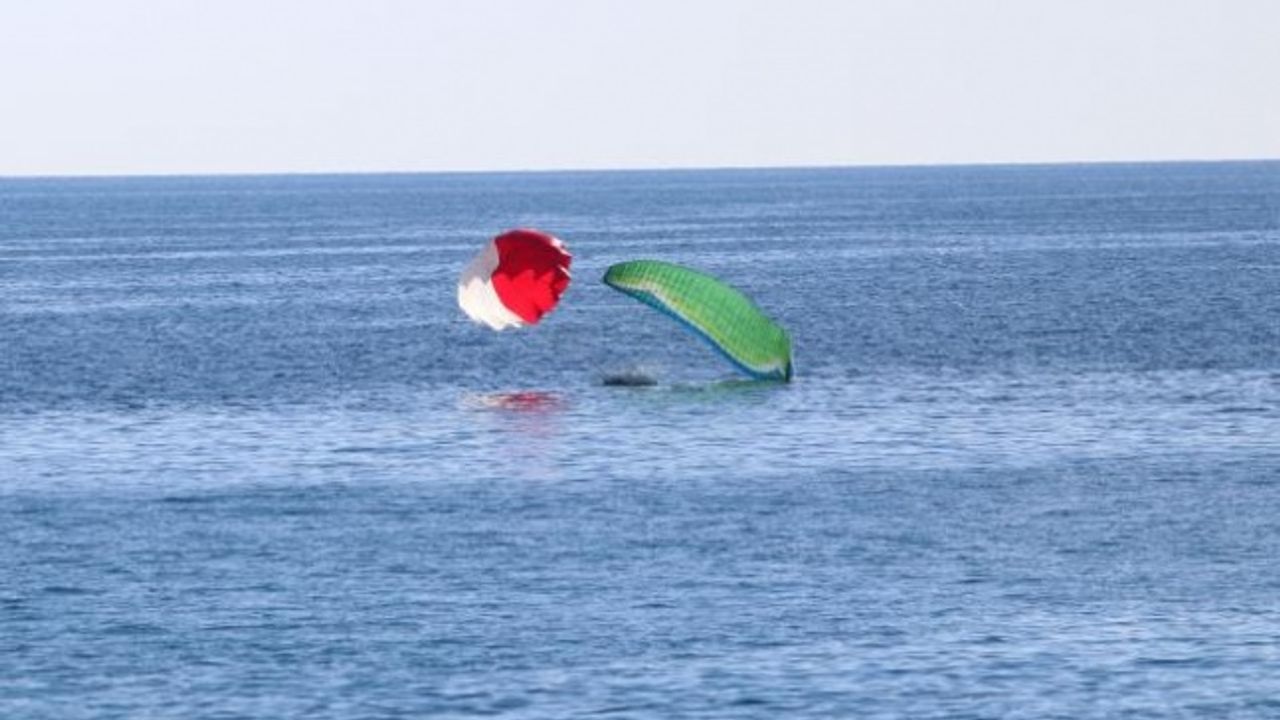 Fethiye'de Yamaç Paraşütü Kapanan 2 Pilot, Yedek Paraşütle Çakılmaktan Kurtuldu