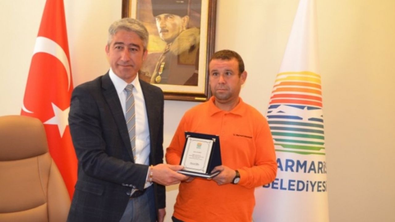 Marmaris Belediye Başkanı Oktay'dan Belediye Personeli Ali Eren'e Plaket