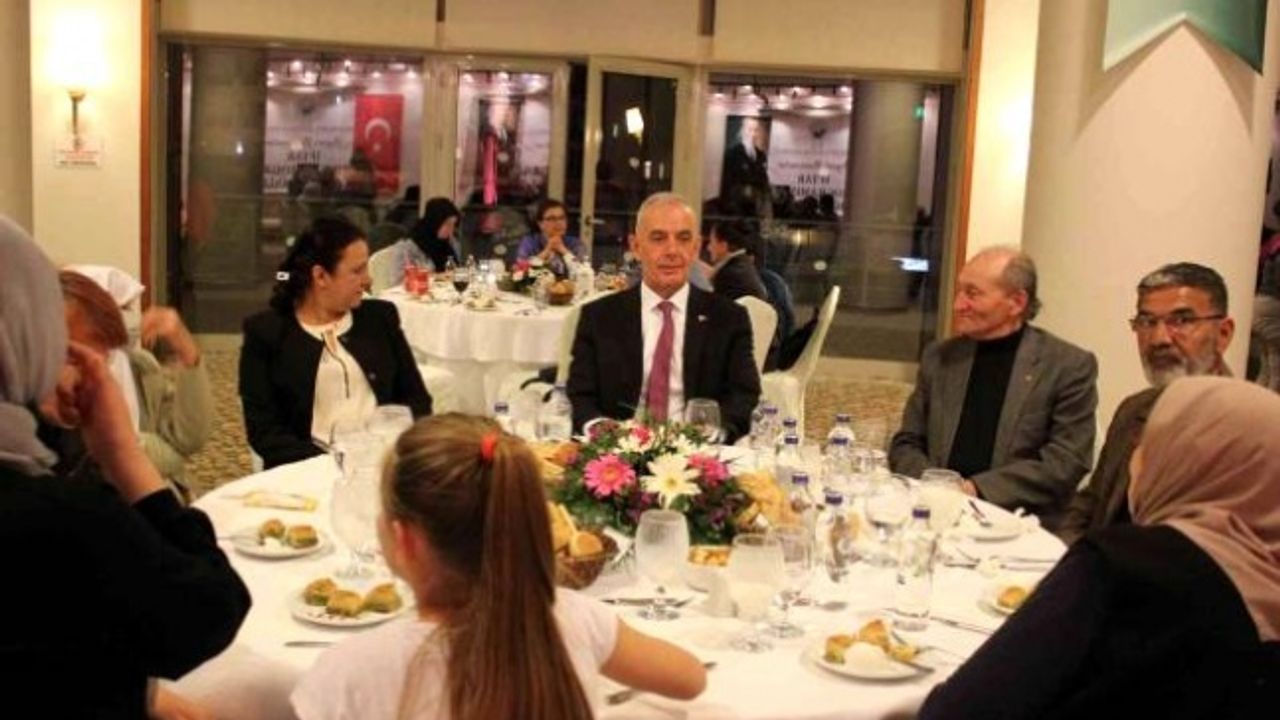 Marmaris Kaymakamlığı, Yardımlaşma Vakfına Kayıtlı Vatandaşlara İftar Programı Düzenledi