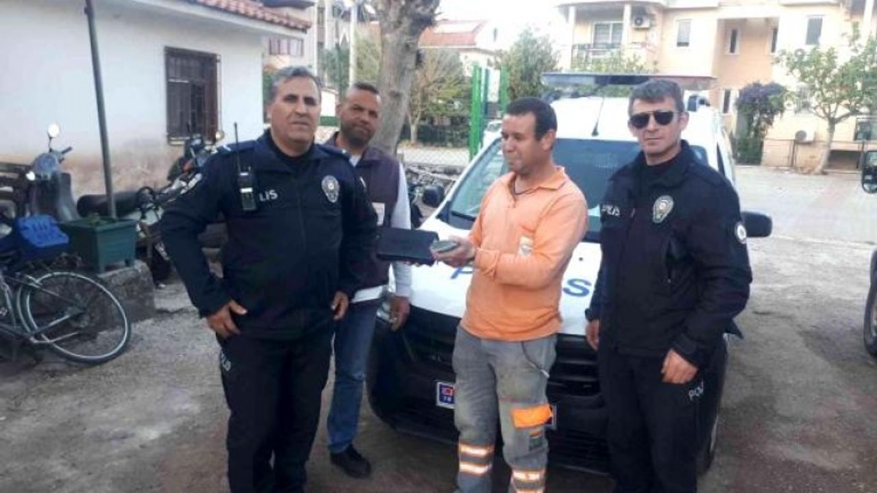 Marmaris'te Bir Şahıs, Çantasını Bulan Belediye İşçisine 400 Dolar Verdi