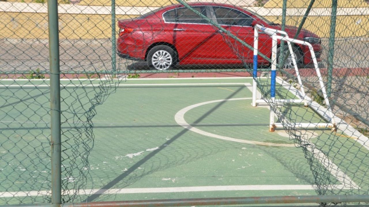 Marmaris'teki Basketbol Sahasının Tel Örgüleri Tahrip Edildi