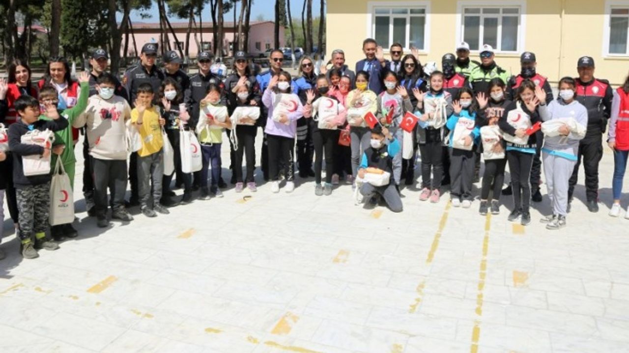 Muğla'da "Kitap Yağmuru Projesi" Hayata Geçirildi