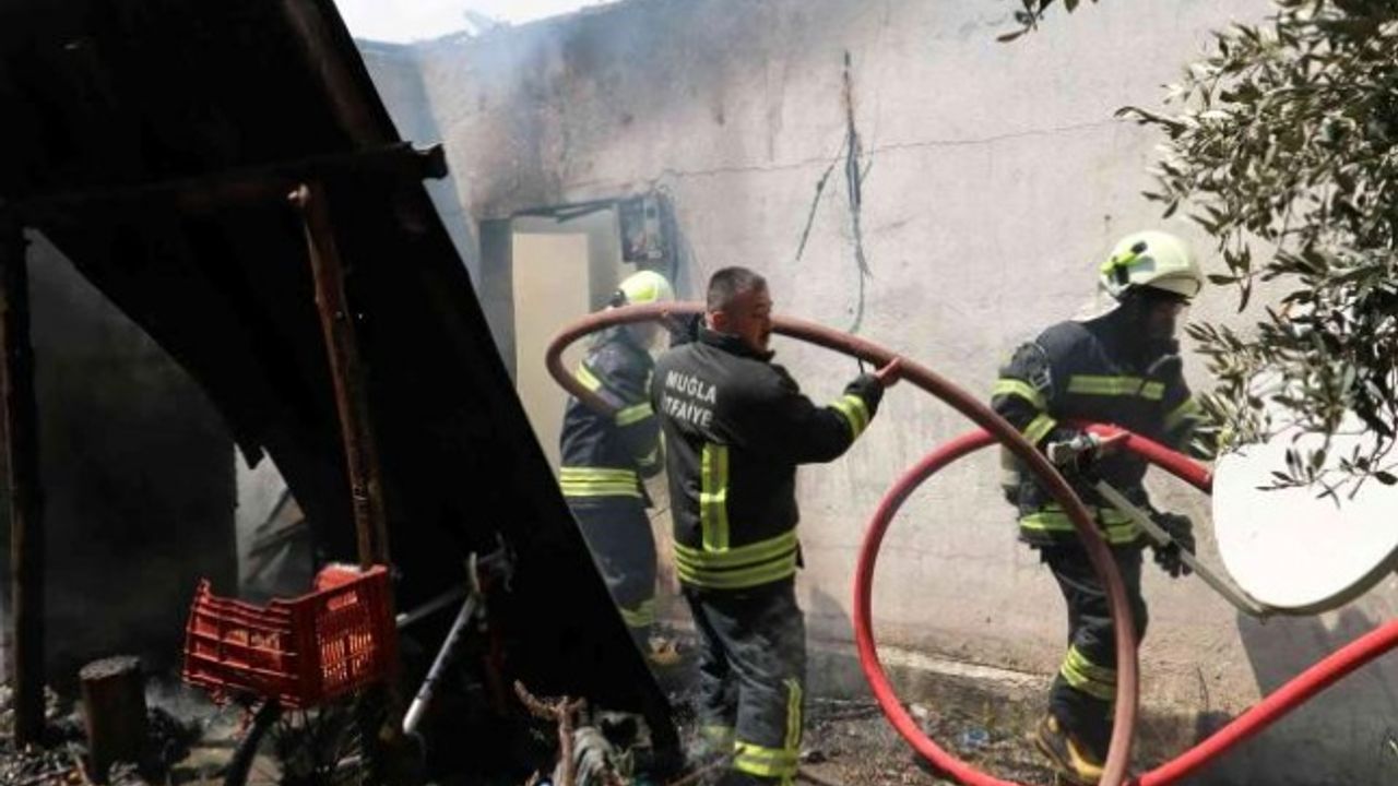 Ortaca'da Tek Katlı Müstakil Ev Yanarak Küle Döndü