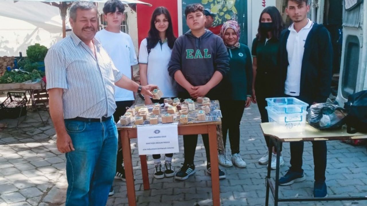 Seydikemer'de Öğrenciler Yaptıkları Sabunu Satarak İhtiyaç Sahiplerine Erzak Aldı