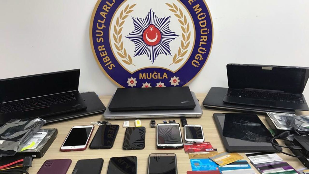 Muğla'da Dolandırıcılık Şüphelisi 2 Kişi Tutuklandı
