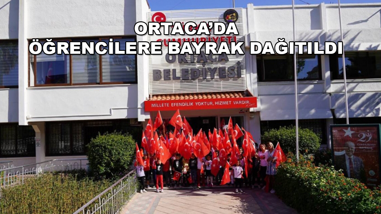 Ortaca Belediyesi Öğrencilere Türk Bayrağı Dağıttı