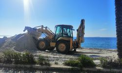 BODRUM'DA SAHİLE DÖKÜLEN BEYAZ KUM TOPLATILDI