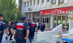 Köyceğiz’de göçmen kaçakçılarına darbe: 79 göçmen kurtarıldı, 3 şüpheli gözaltında