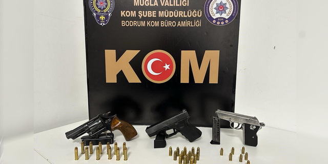 BODRUM GÜMBET'TE OTOMOBİL TEYBİNE GİZLENMİŞ 3 ADET SİLAH ELE GEÇİRİLDİ
