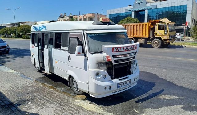 Seyir halindeki yolcu minibüsü alev aldı!