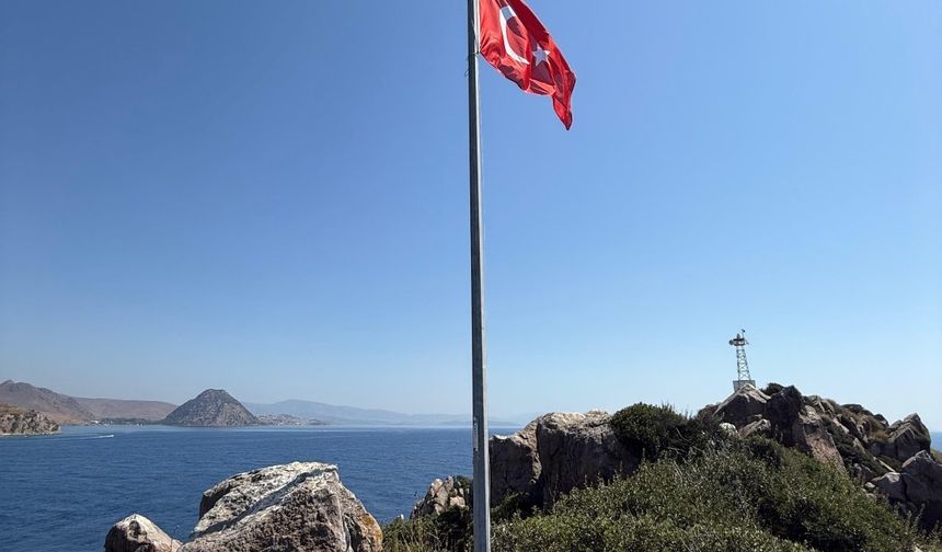 Bodrum Belediyesi, ilçedeki Türk bayraklarını yeniliyor