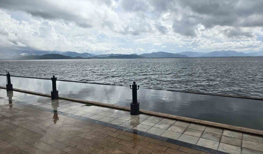 Köyceğiz’de etkili olan yağmur sebebiyle gölün seviyesi yükseldi