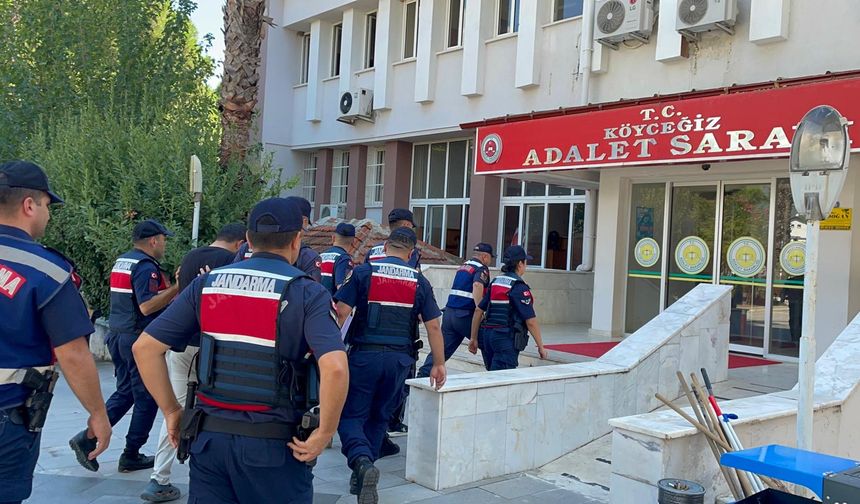 Köyceğiz’de göçmen kaçakçılarına darbe: 79 göçmen kurtarıldı, 3 şüpheli gözaltında